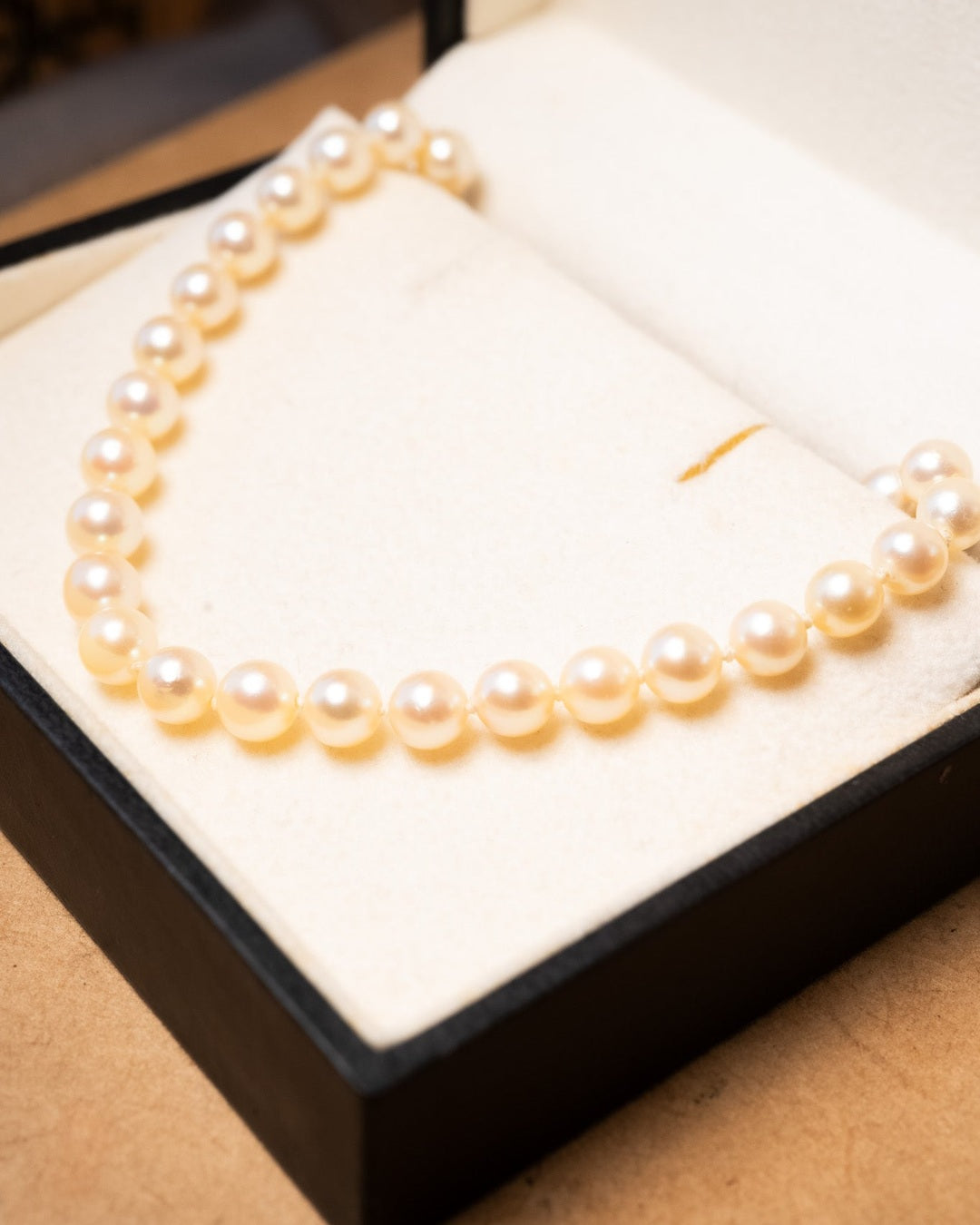 Colar de pérolas douradas naturais de 0.4 a 0.6 mm com fecho de ouro 18k. Comprimento de 43 cm e peso de 14.6 g.