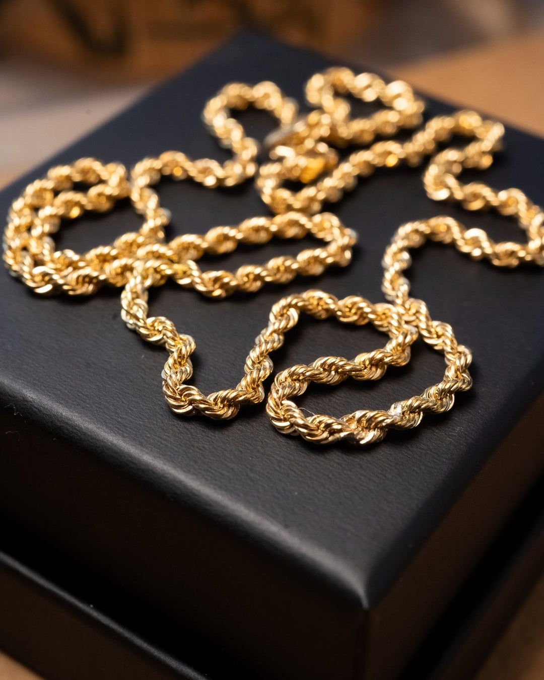 Cordao baino trancilin de ouro amarelo com 45cm de comprimento e 0.3cm de espessura. Peso 4.5g.