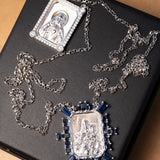 Colar Escapulário De Ouro Branco Cravejado De Diamantes E Safiras