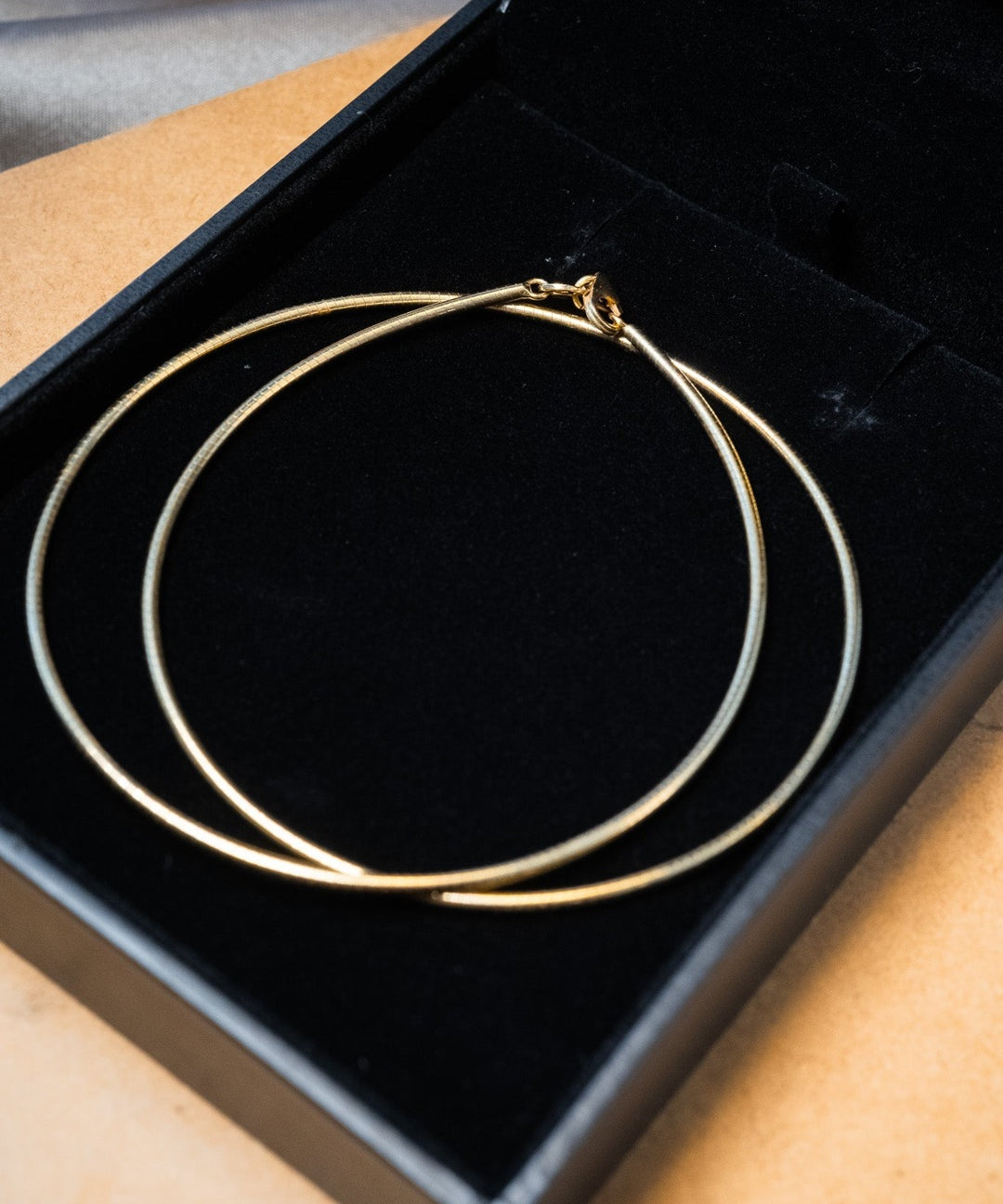 Colar fio ômega de ouro amarelo com 45cm de comprimento e 0.2cm de espessura. Peso 13.2g.