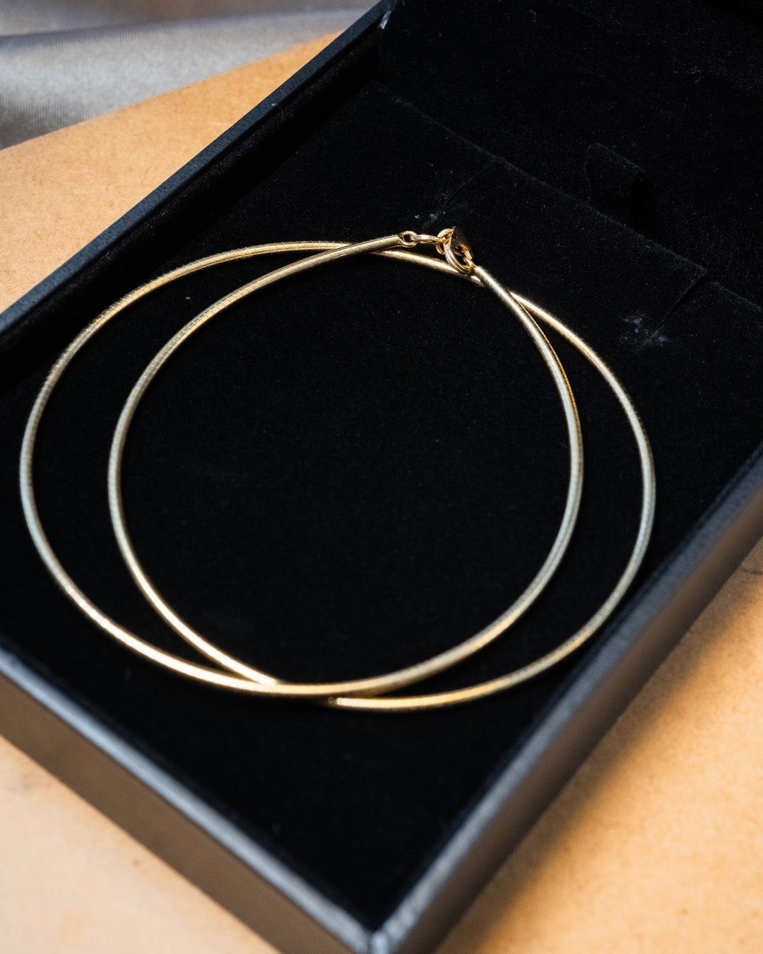 Colar fio ômega de ouro amarelo com 45cm de comprimento e 0.2cm de espessura. Peso 13.2g.