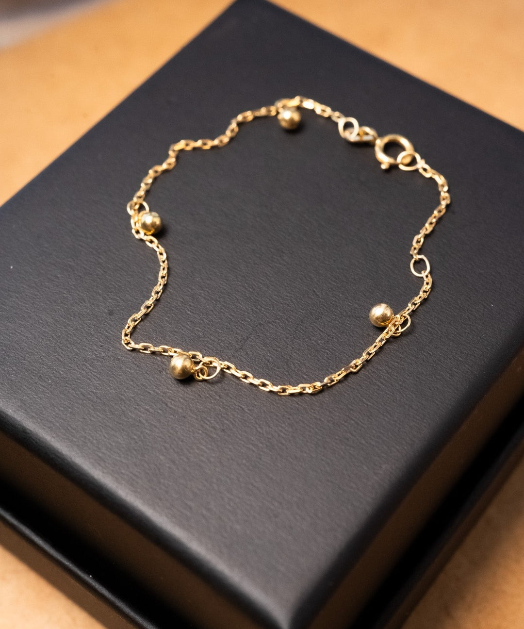Pulseira infantil de ouro amarelo com entremeios de bolinha. Comprimento 14cm e peso 0.9g.