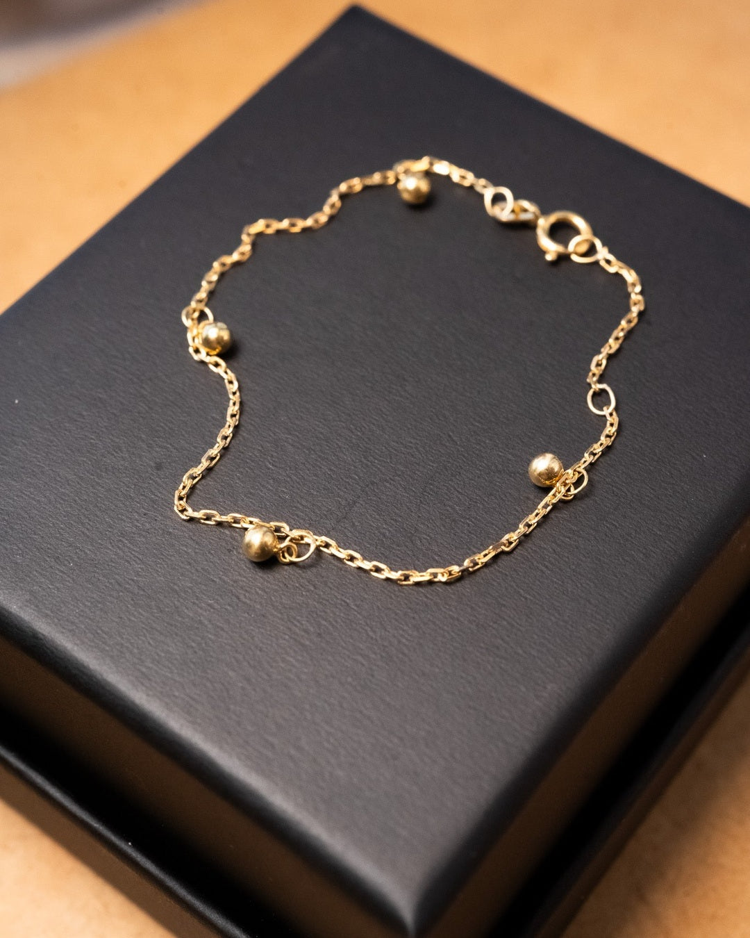 Pulseira infantil de ouro amarelo com entremeios de bolinha. Comprimento 14cm e peso 0.9g.