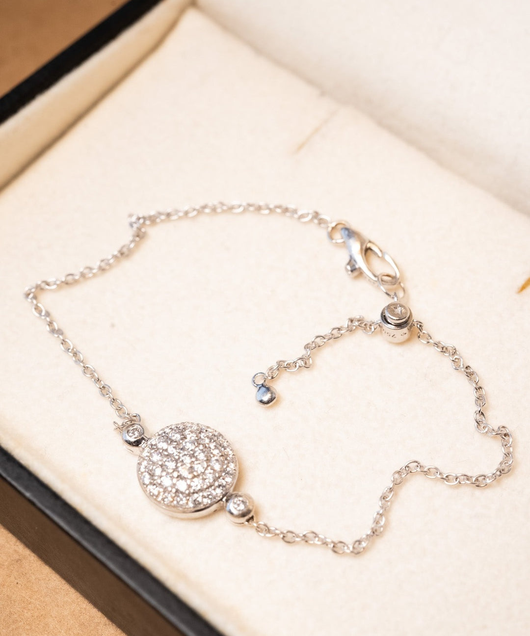 Pulseira Hstern de ouro branco com diamantes. Comprimento 19cm. Esfera 1.0cm de diâmetro. Peso 3.5g.
