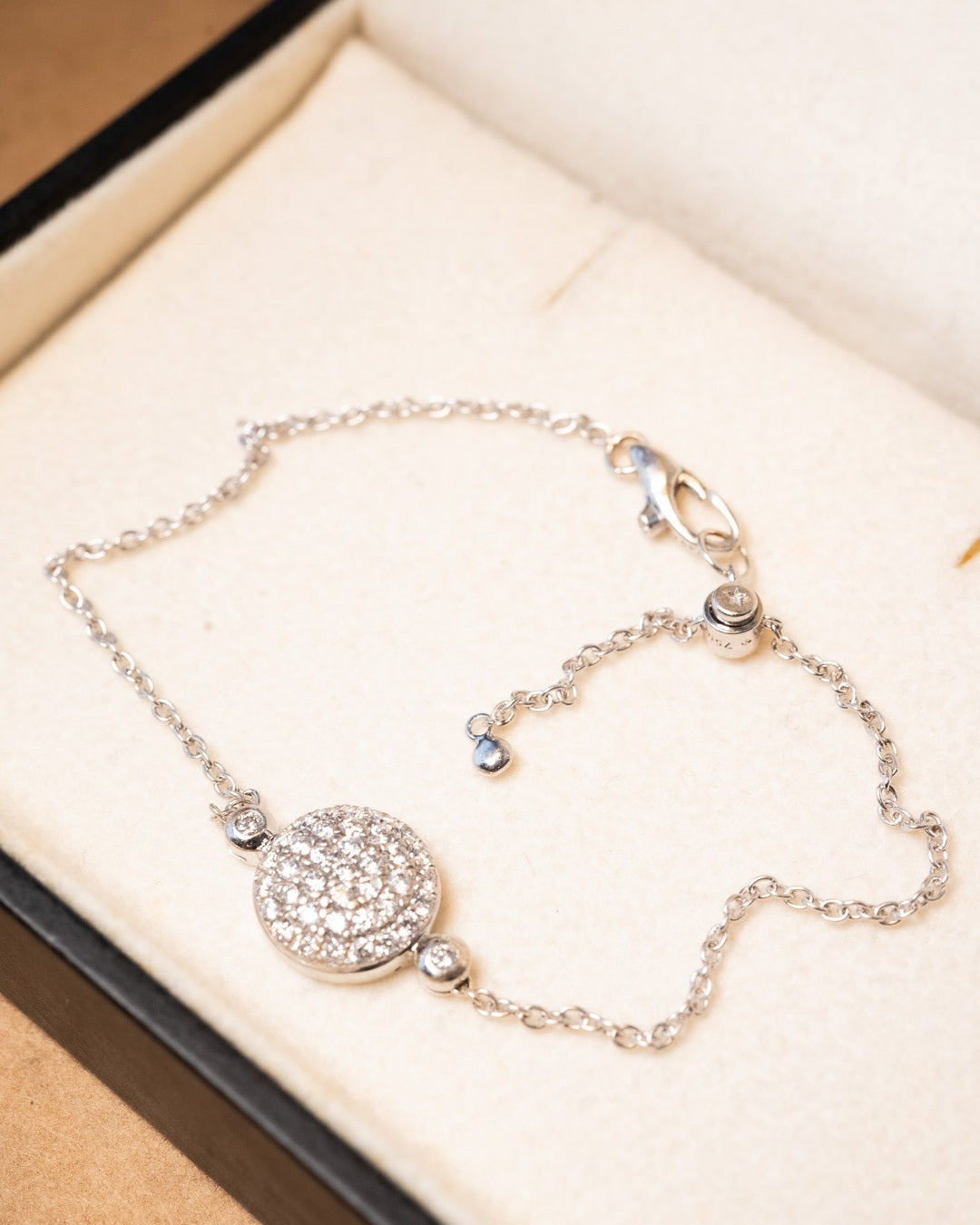 Pulseira Hstern de ouro branco com diamantes. Comprimento 19cm. Esfera 1.0cm de diâmetro. Peso 3.5g.