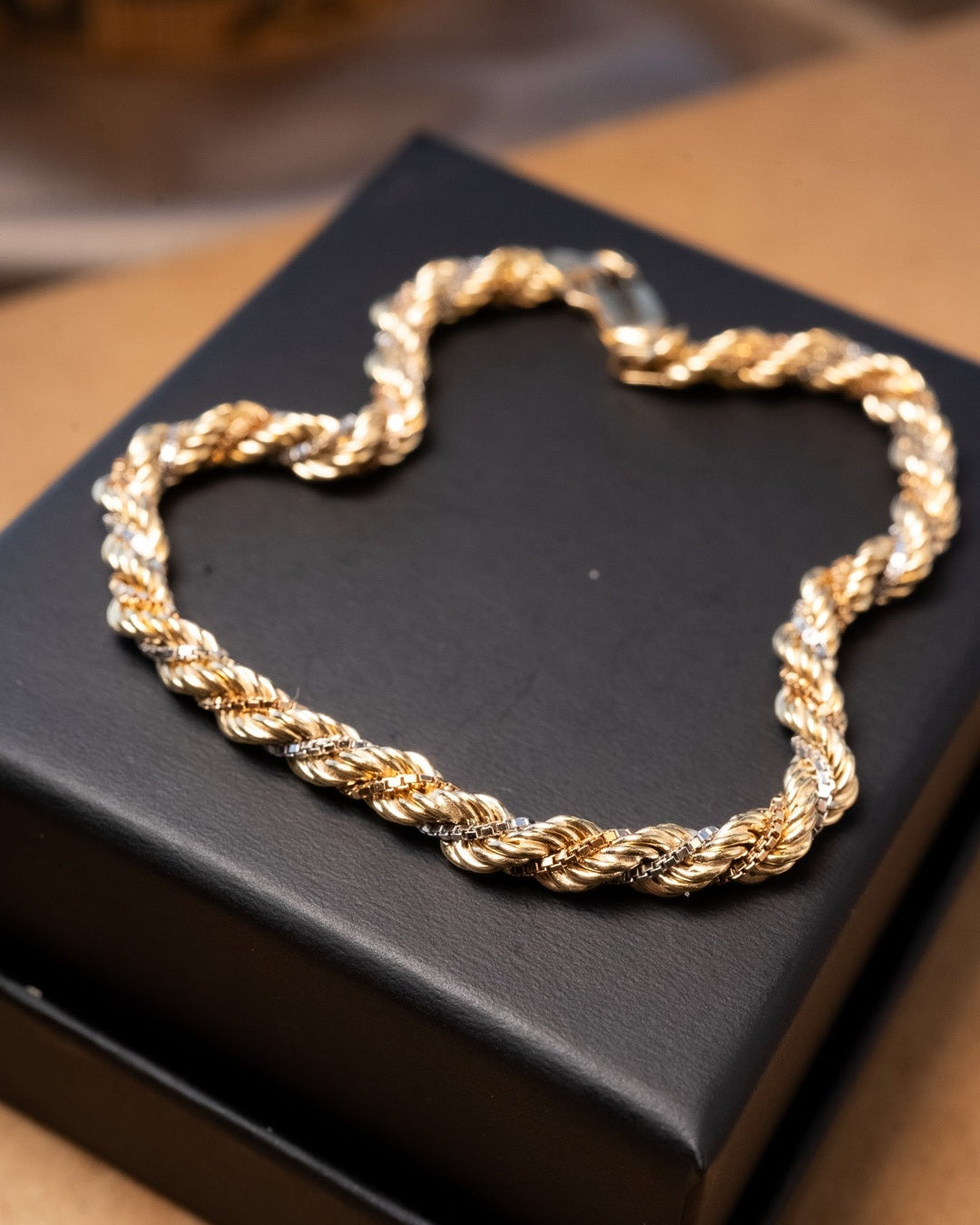 Pulseira trancilin em ouro amarelo branco e rosé. Mede 20cm x 0.5cm e pesa 8.2g.