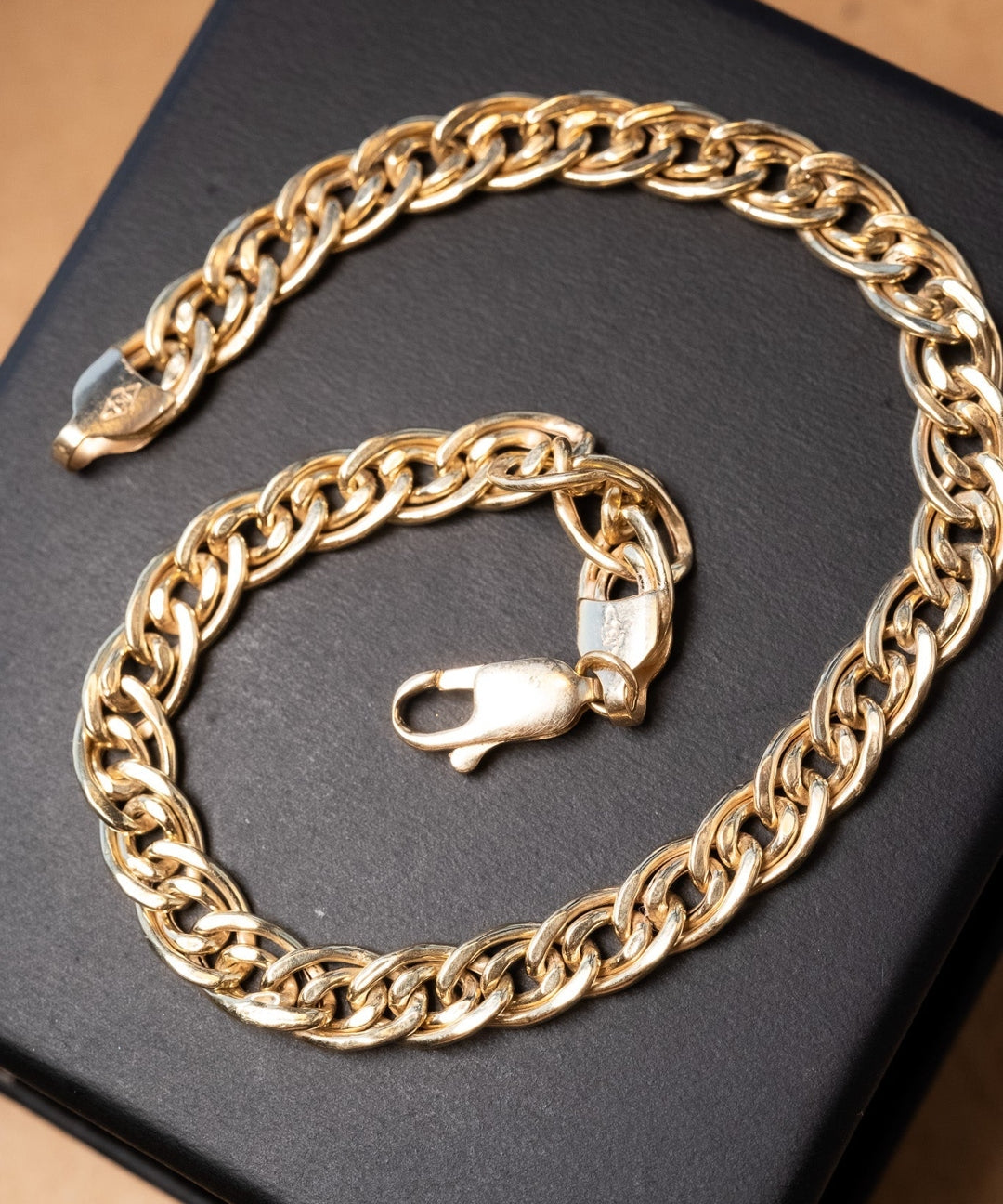 Pulseira masculina de ouro amarelo com elos duplos. Medidas 20.5cm comprimento e 0.6cm espessura. Peso 6.2g.
