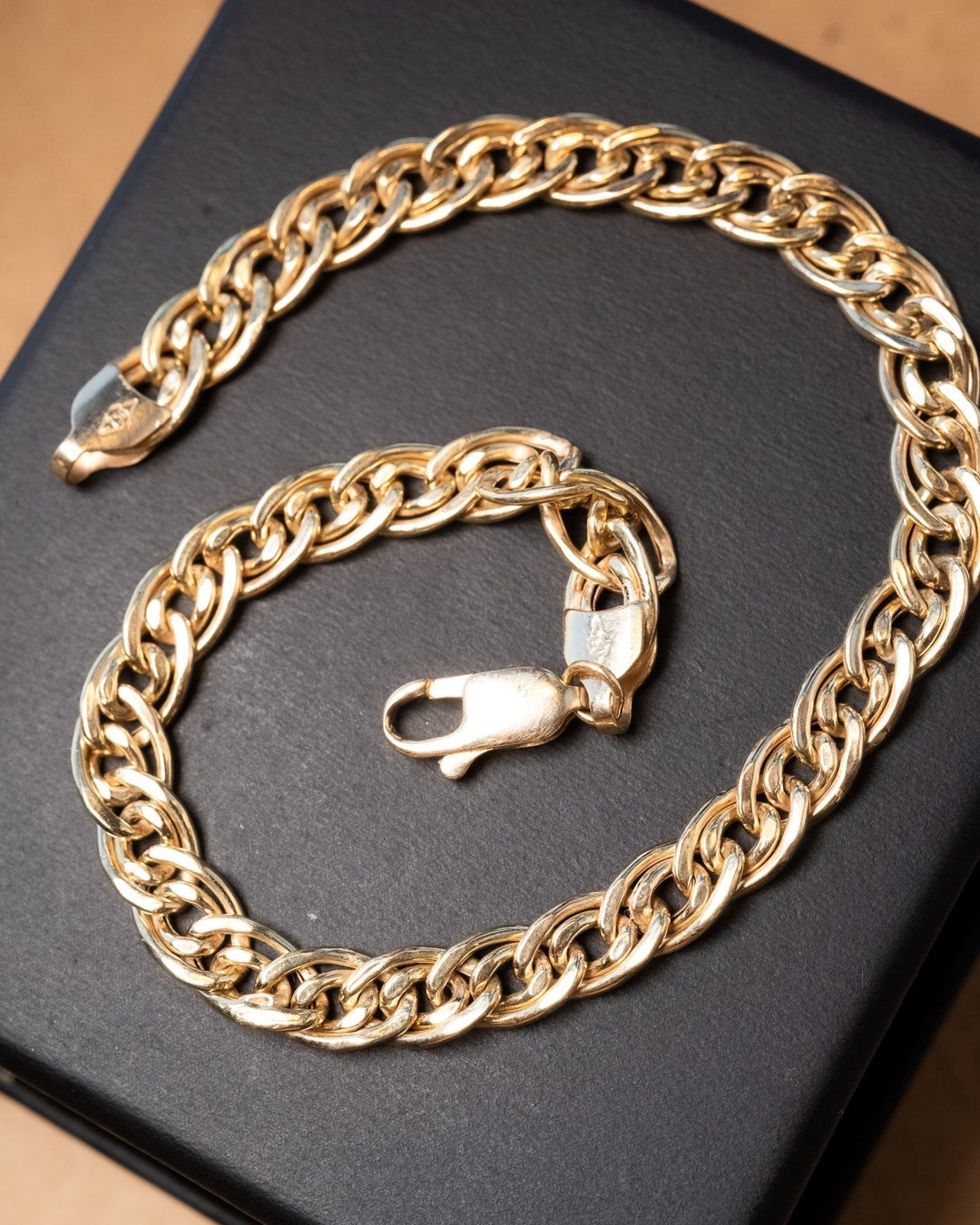 Pulseira masculina de ouro amarelo com elos duplos. Medidas 20.5cm comprimento e 0.6cm espessura. Peso 6.2g.