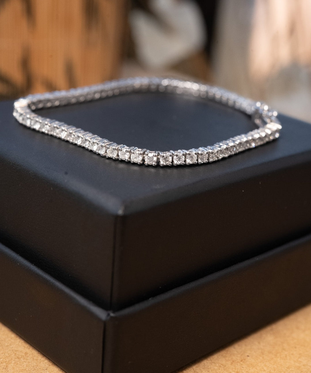 Riviera de ouro branco com 68 diamantes de 0.5 pontos cada. Medidas 17 cm x 0.3 cm. Peso 9.7g.