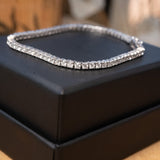 Riviera de ouro branco com 68 diamantes de 0.5 pontos cada. Medidas 17 cm x 0.3 cm. Peso 9.7g.