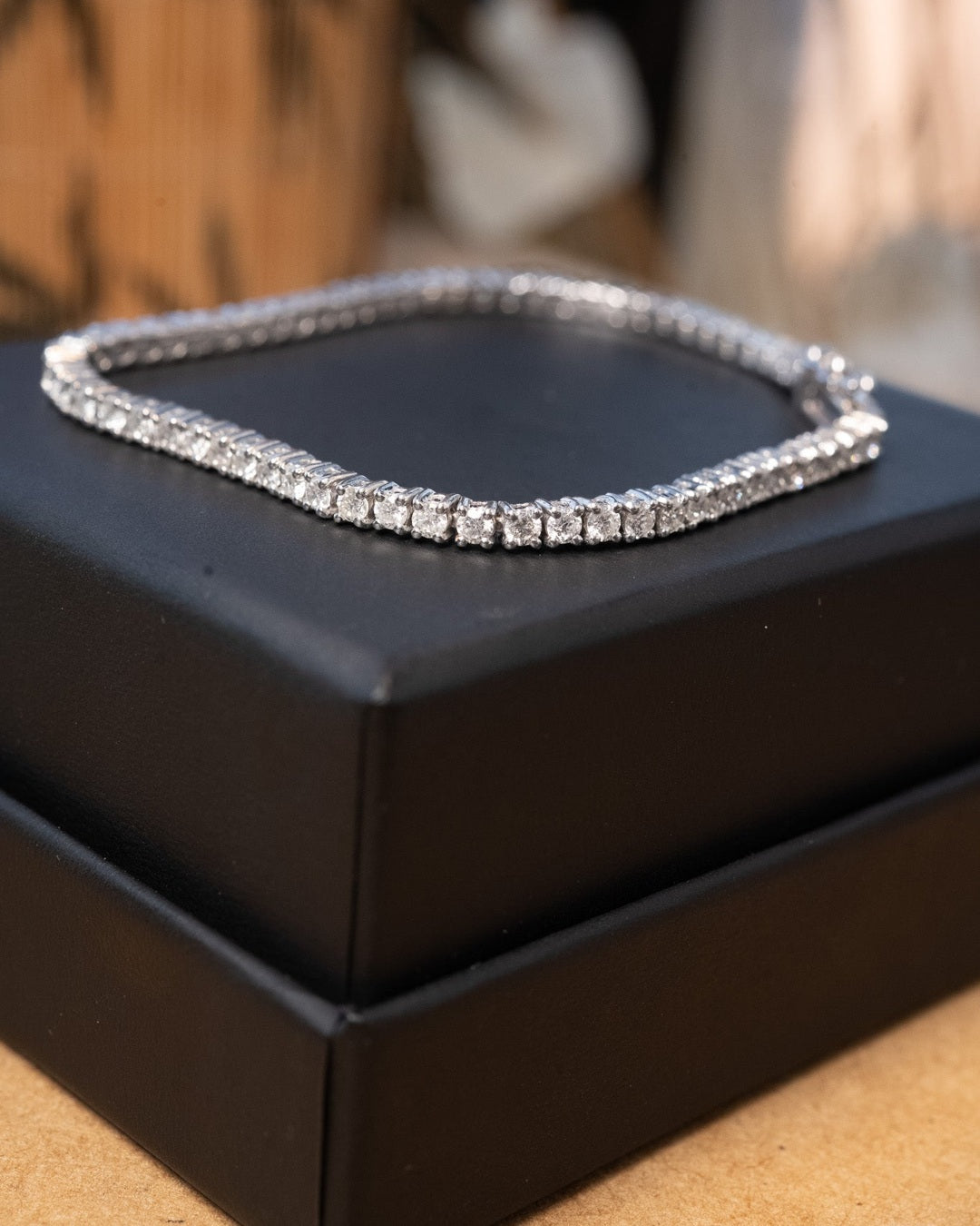 Riviera de ouro branco com 68 diamantes de 0.5 pontos cada. Medidas 17 cm x 0.3 cm. Peso 9.7g.