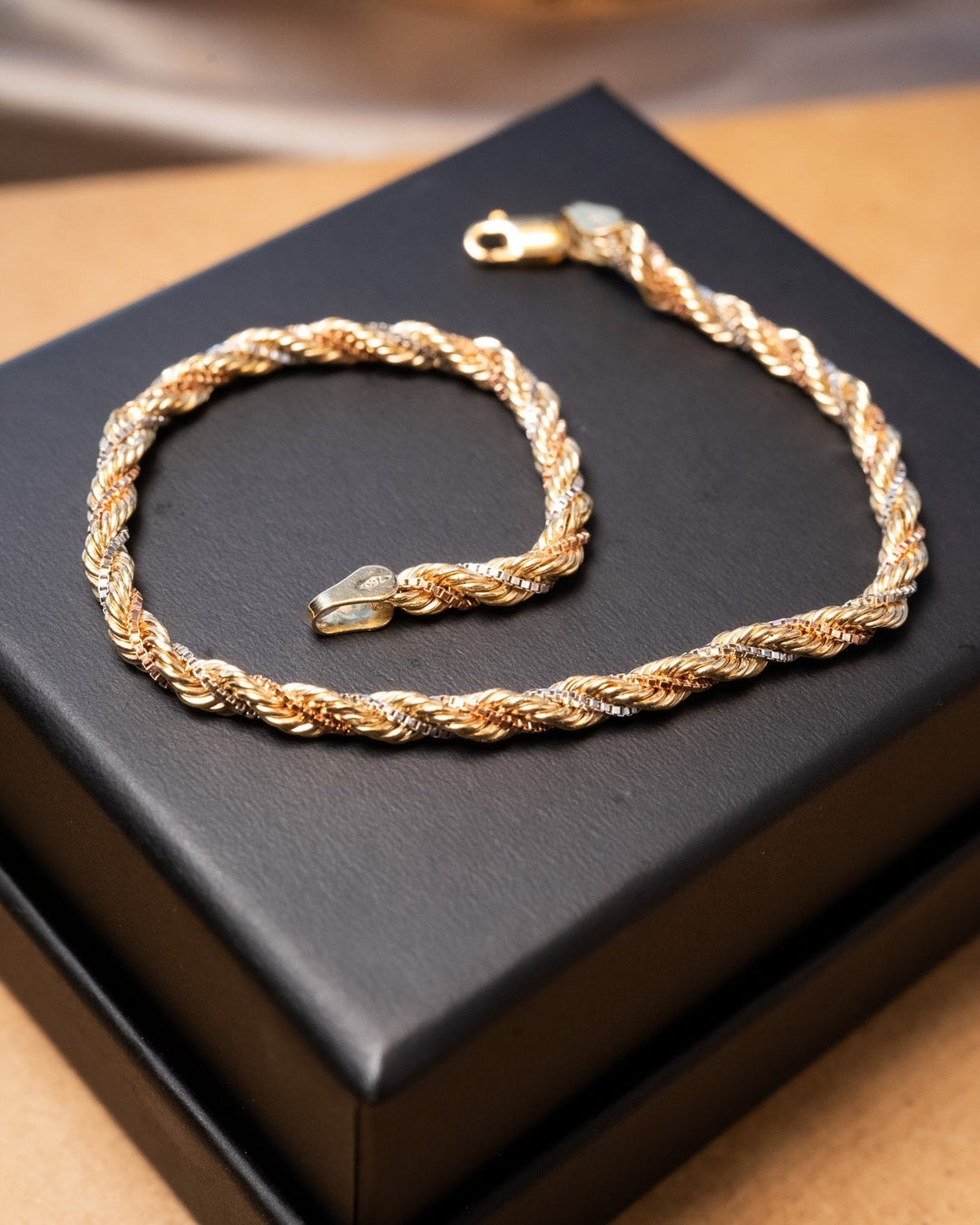 Pulseira de ouro trançado nas três cores. Comprimento 20cm e espessura 0.3cm. Peso 3.9g.