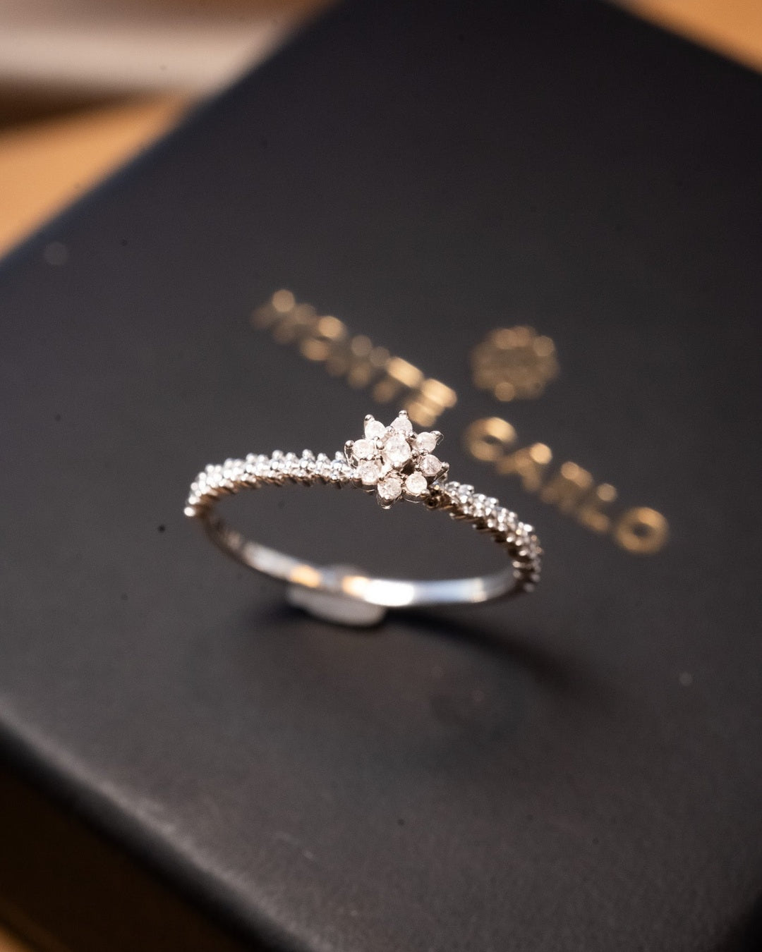 Anel Monte Carlo de ouro branco com chuveiro de diamantes. Aro 14.5 e peso 1.3g.