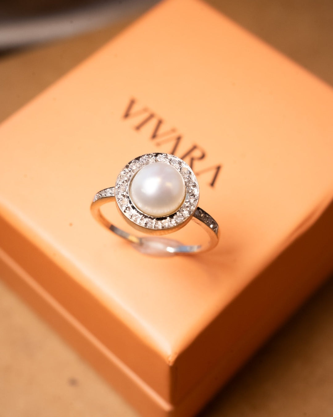 Anel de ouro branco com pérola e diamantes. Diâmetro 1.2cm. Aro 19. Peso 3.3g. Coleção Vivara.