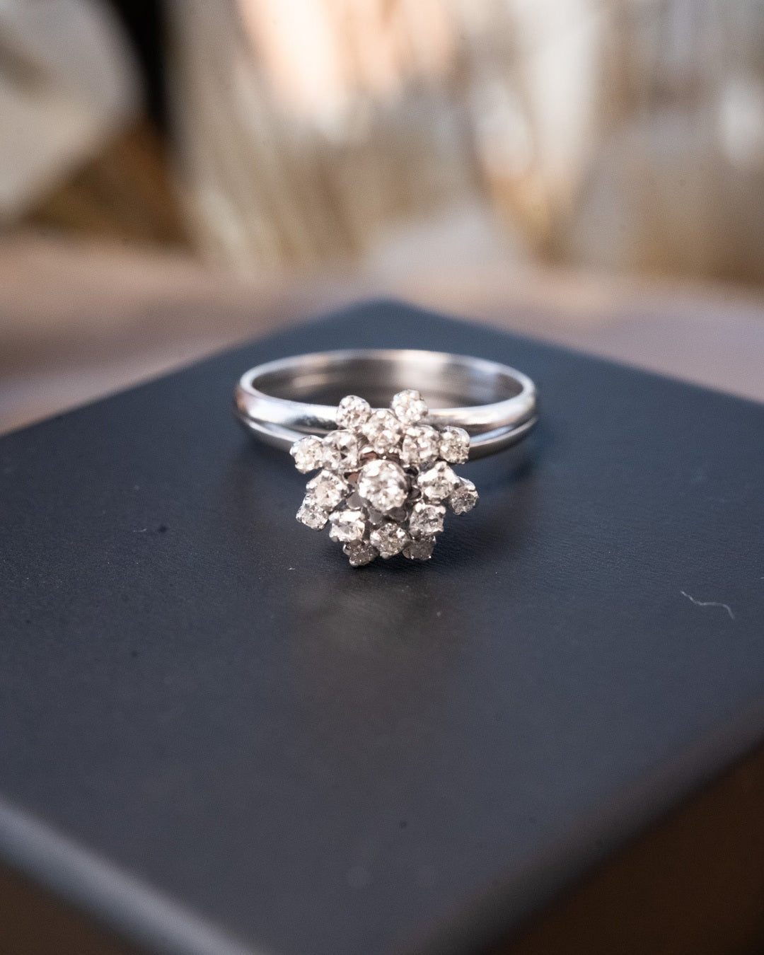 Anel chuveiro de ouro branco com diamantes. Diâmetro 1.1cm. Aro 22. Peso 4.4g.