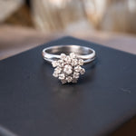 Anel chuveiro de ouro branco com diamantes. Diâmetro 1.1cm. Aro 22. Peso 4.4g.