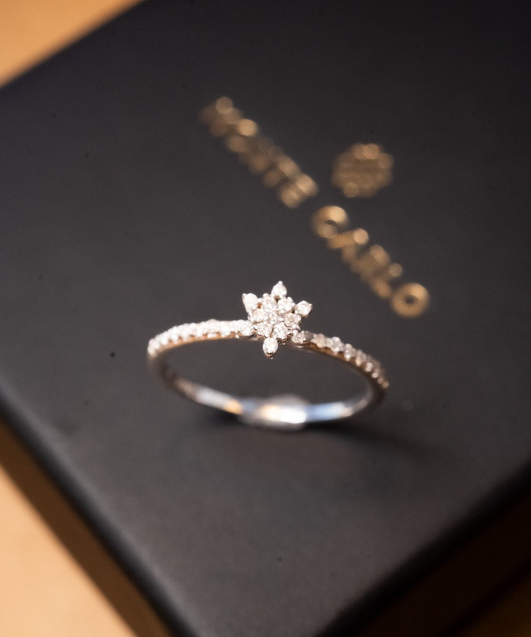 Anel chuveirinho de ouro branco com diamantes. Diâmetro 0.6cm e aro 14. Peso 1.2g.