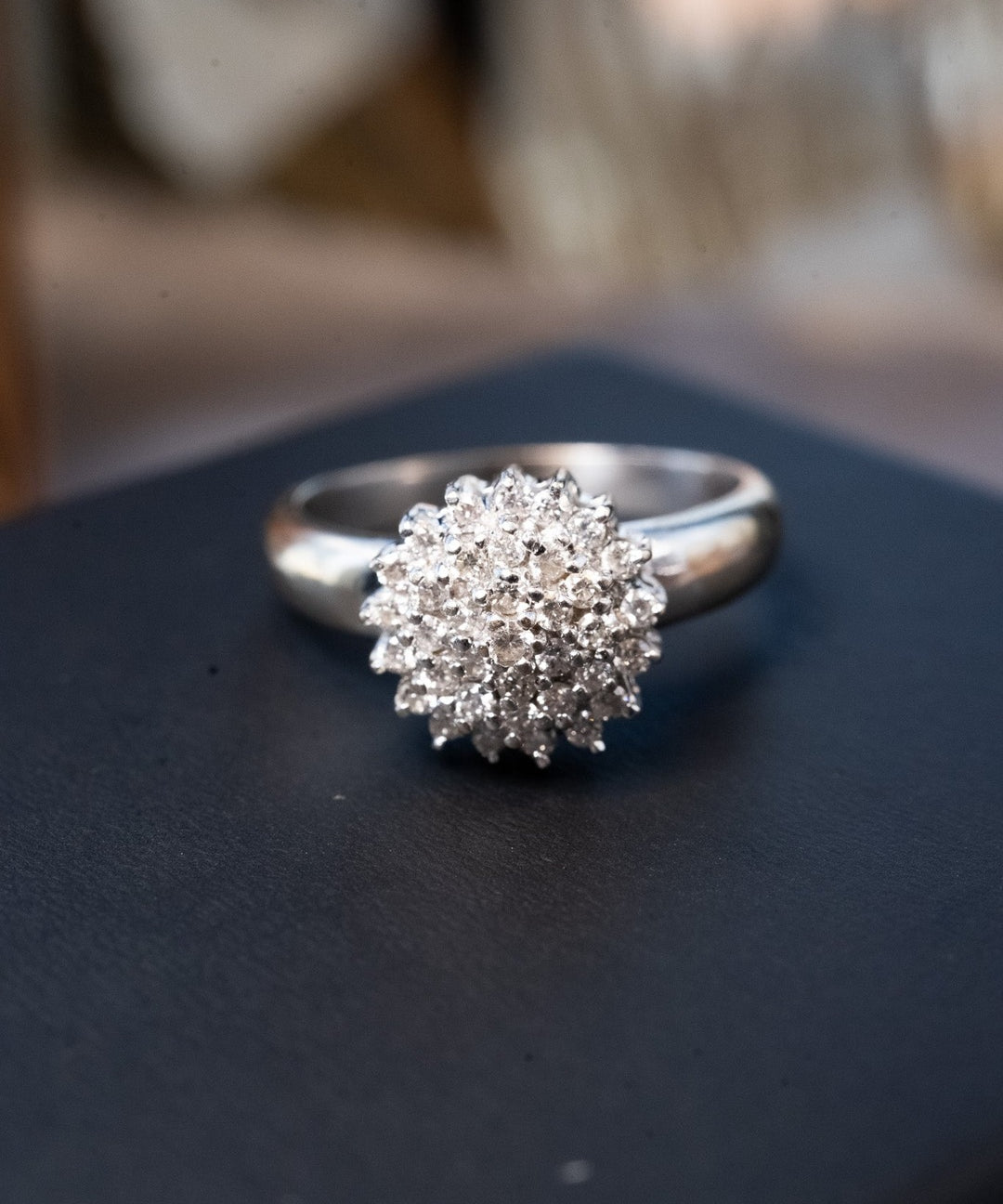 Anel chuveiro de ouro branco com diamantes. Diâmetro 1.2cm. Aro 22. Peso 5.5g.