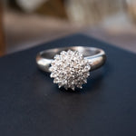 Anel chuveiro de ouro branco com diamantes. Diâmetro 1.2cm. Aro 22. Peso 5.5g.