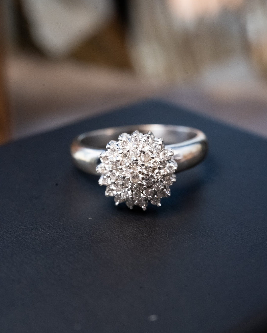 Anel chuveiro de ouro branco com diamantes. Diâmetro 1.2cm. Aro 22. Peso 5.5g.