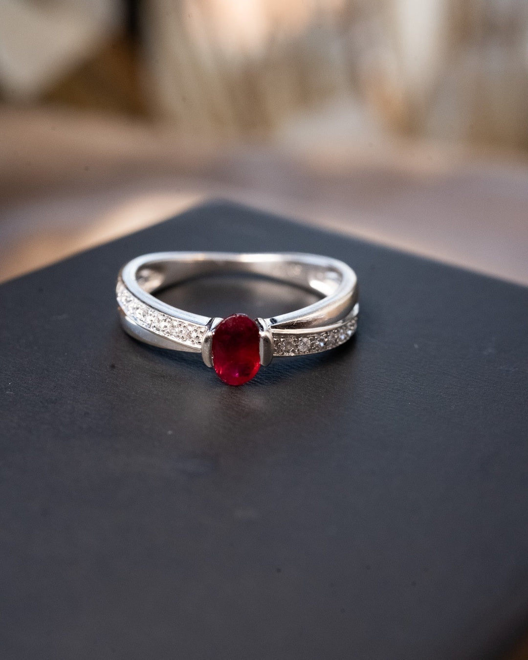 Anel Vivara de ouro branco com diamantes e rubi. Largura 0.6cm. Aro 18. Peso 3.0g.