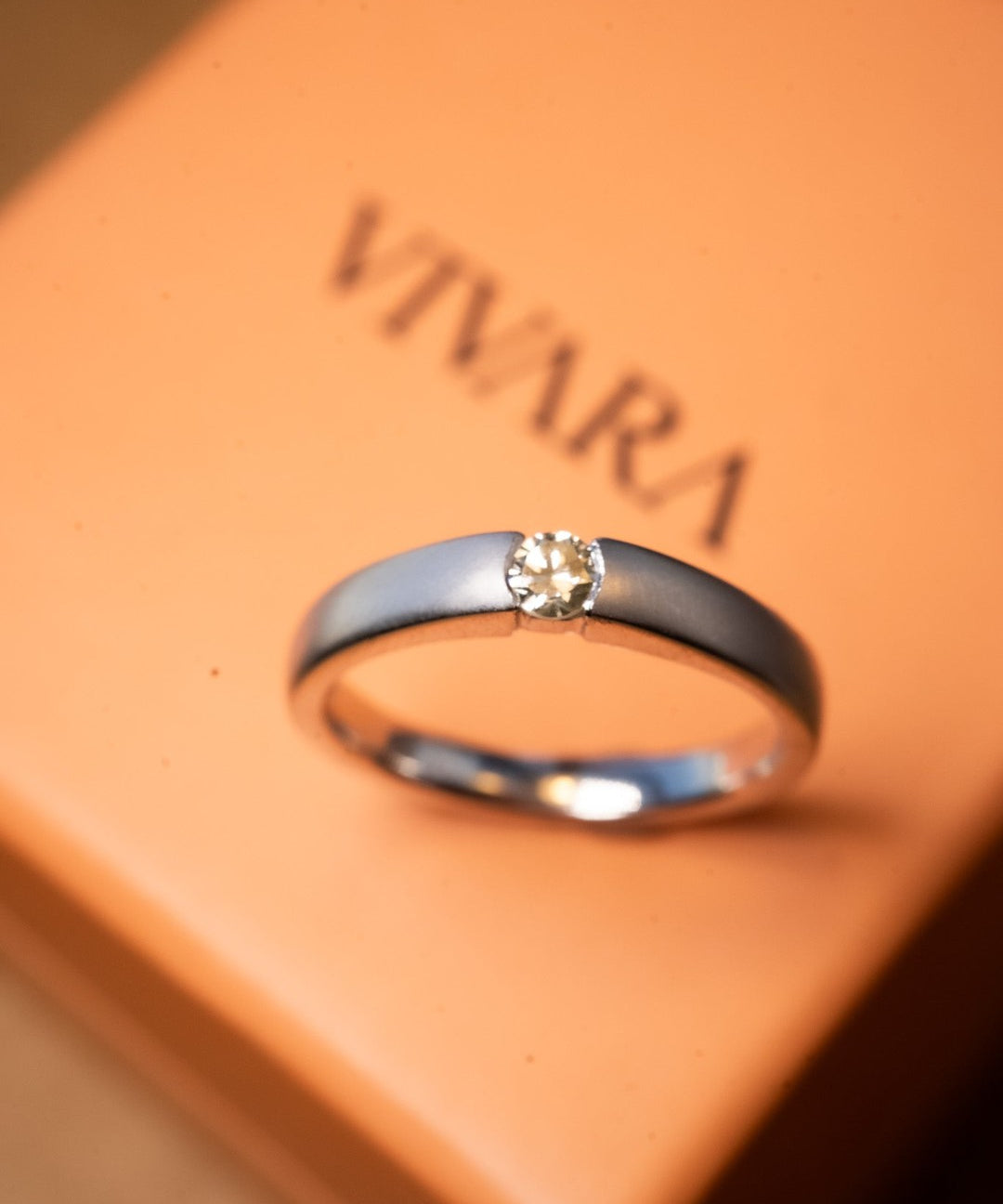 Anel Vivara Promise em ouro branco com diamante de 0.15ct. Largura 0.3cm e aro 14.5. Peso 4.0g.