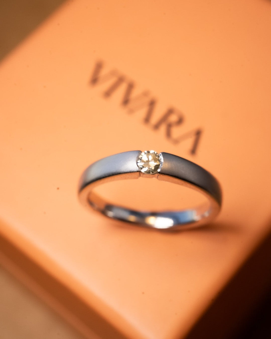 Anel Vivara Promise em ouro branco com diamante de 0.15ct. Largura 0.3cm e aro 14.5. Peso 4.0g.