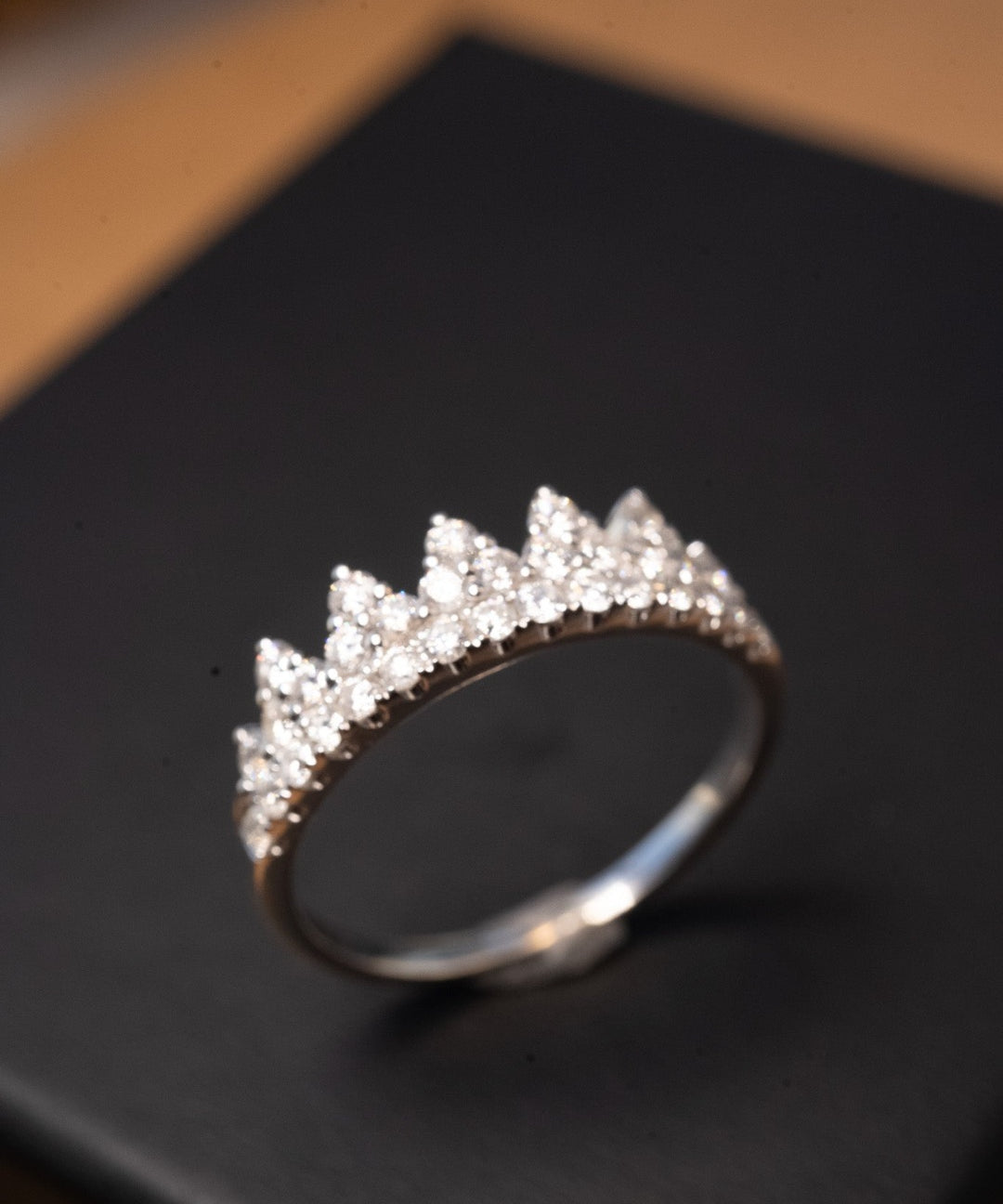 Anel coroa em ouro branco cravejado de diamantes. Largura 0.6cm e aro 18.5. Peso 2.8g.