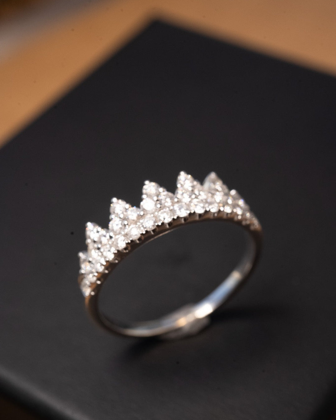 Anel coroa em ouro branco cravejado de diamantes. Largura 0.6cm e aro 18.5. Peso 2.8g.