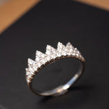 Anel coroa em ouro branco cravejado de diamantes. Largura 0.6cm e aro 18.5. Peso 2.8g.