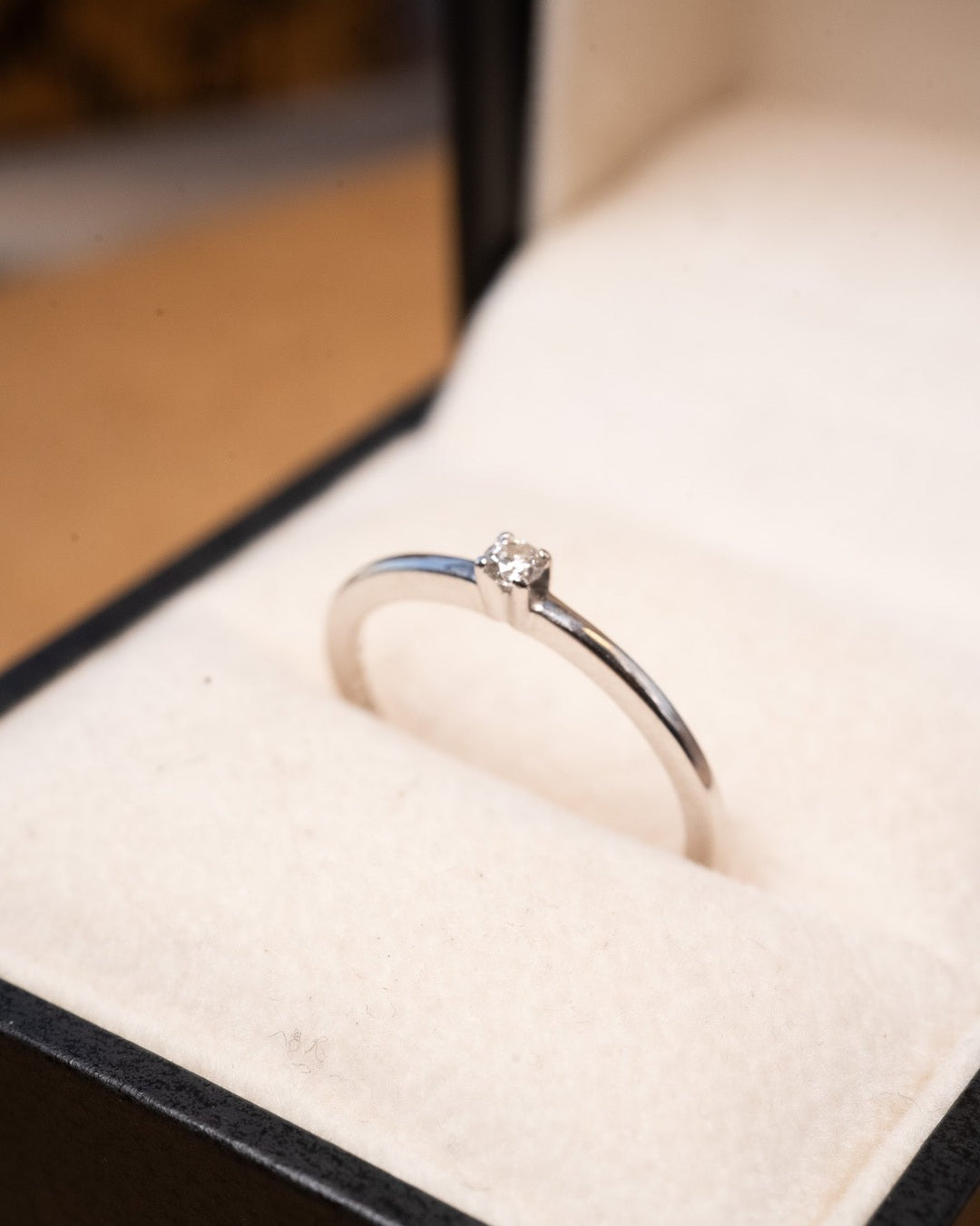 Anel solitário de ouro branco com diamante de 0.06 pontos e largura de 0.2cm.