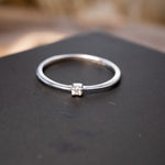 Anel solitário de ouro branco com diamante de 0.03 pontos. Largura 0.2cm. Aro 19. Peso 1.2g.