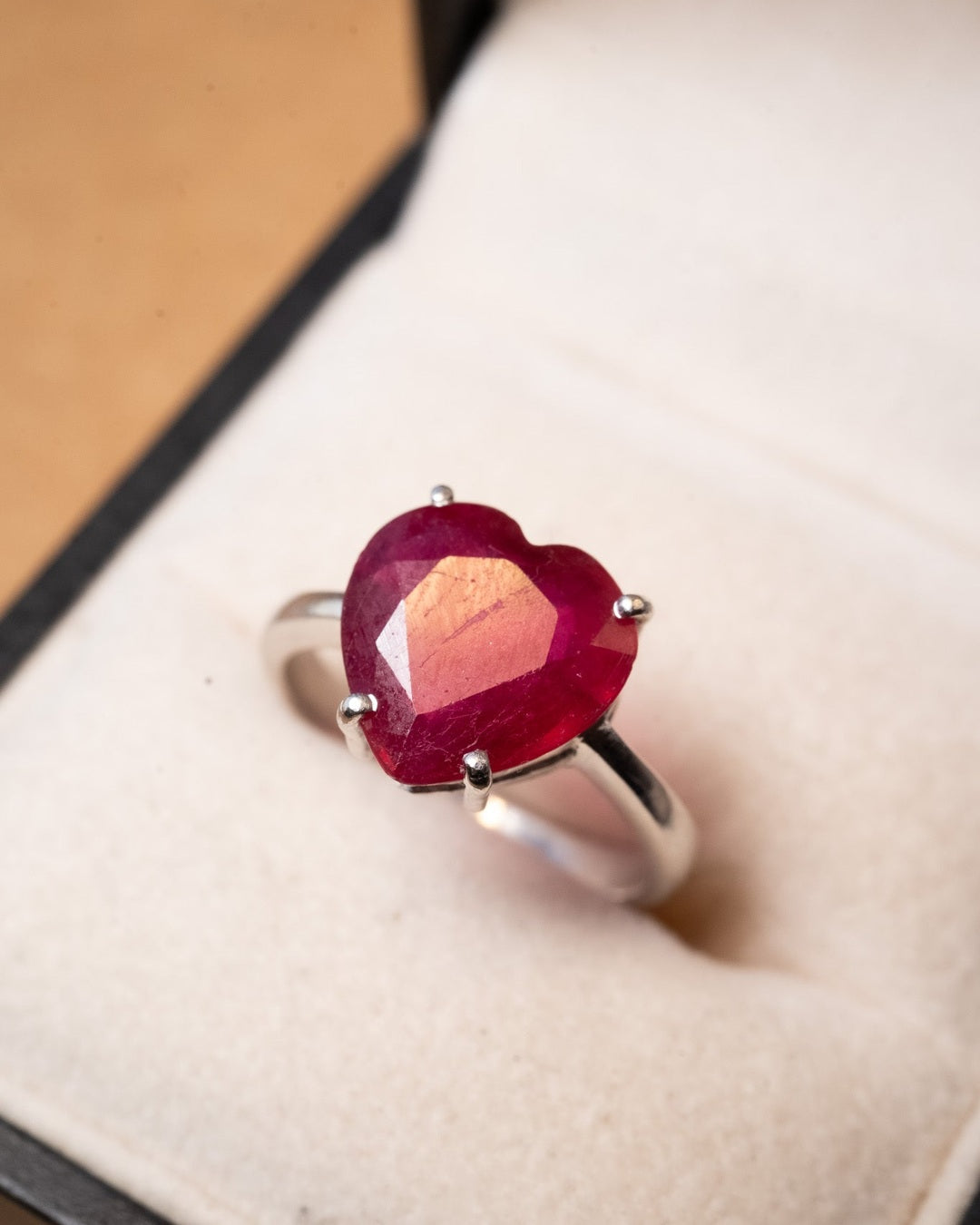 Anel de ouro branco com rubi lapidação coração de 4.5 cts. Aro 15 e peso 4.0g.