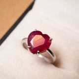 Anel de ouro branco com rubi lapidação coração de 4.5 cts. Aro 15 e peso 4.0g.