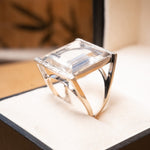 Anel Vivara Delacroix em ouro branco com diamantes e cristais de rocha.