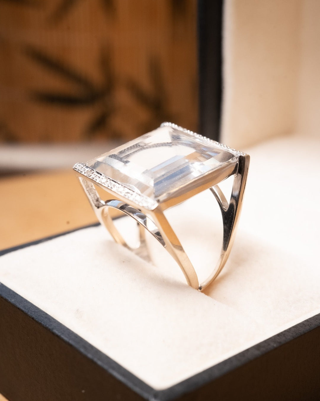 Anel Vivara Delacroix em ouro branco com diamantes e cristais de rocha.