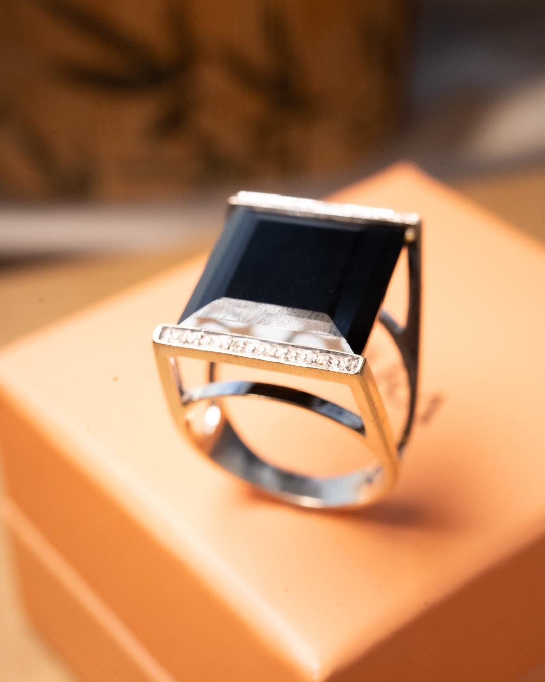 Anel Vivara Delacroix em ouro branco com diamantes e ônix. Tamanho aro 17. Peso 7.6g.