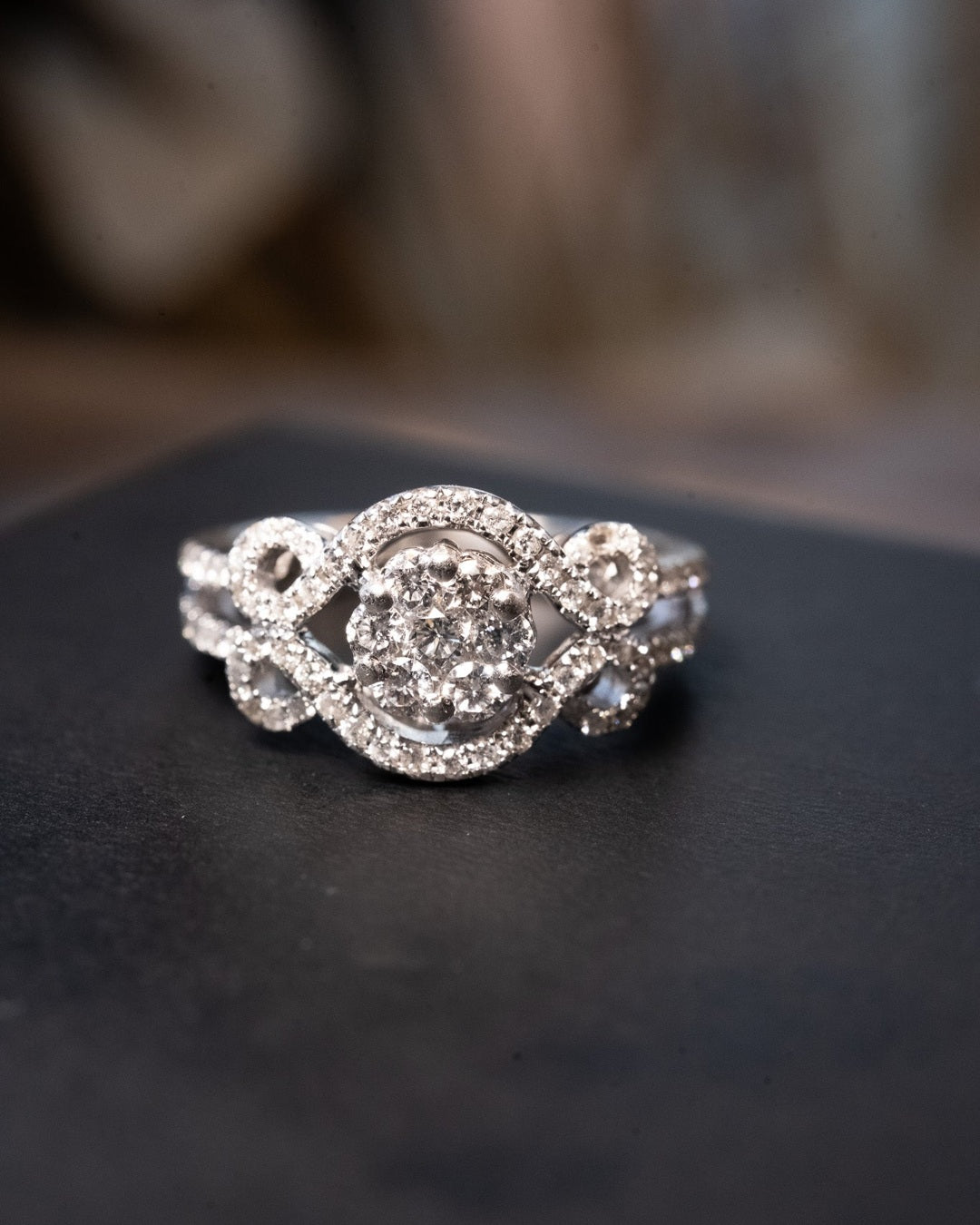 Anel pavê de diamantes em ouro branco. Largura 1.0cm e aro 12. Peso 4.3g.