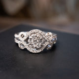 Anel pavê de diamantes em ouro branco. Largura 1.0cm e aro 12. Peso 4.3g.