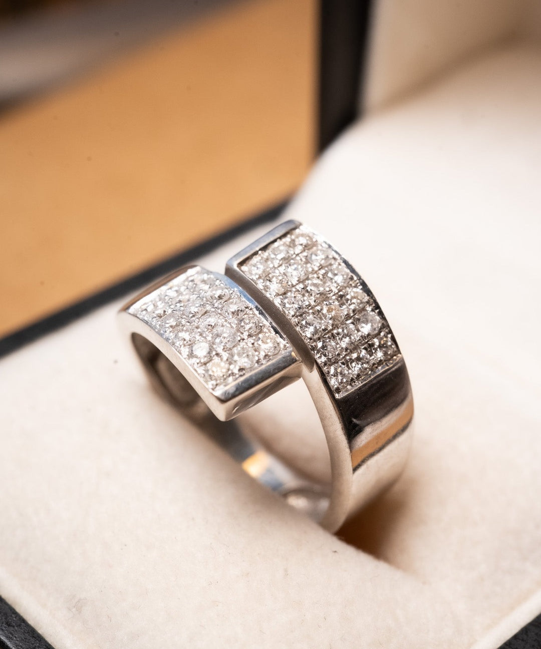 Anel pave de diamantes em ouro branco. Largura 1.4cm e aro 19. Peso 6.9g. Diamantes extras de 0.3 pontos cada.