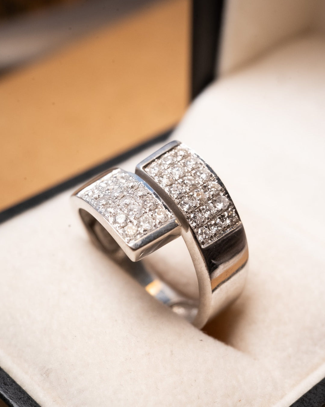 Anel pave de diamantes em ouro branco. Largura 1.4cm e aro 19. Peso 6.9g. Diamantes extras de 0.3 pontos cada.