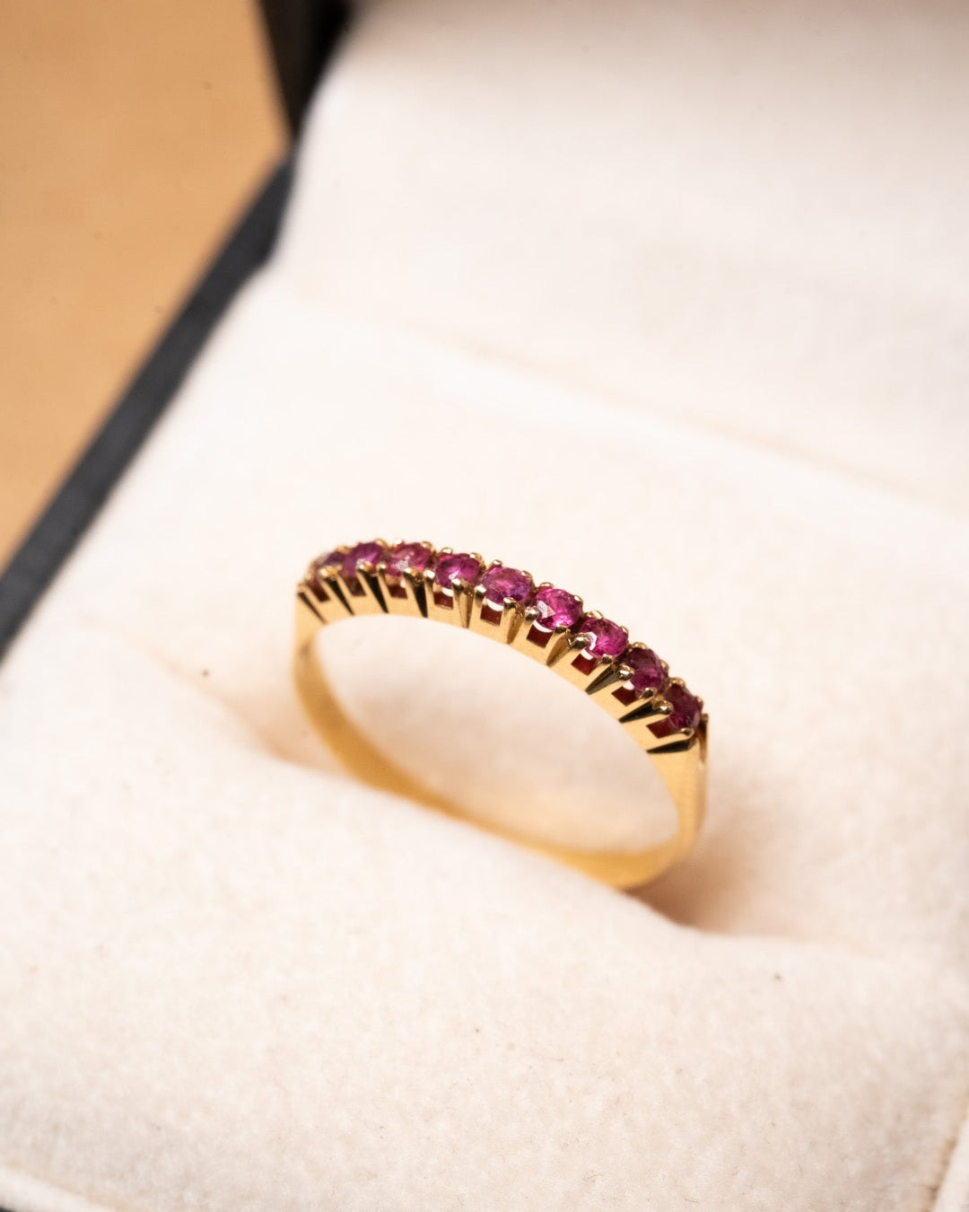 Anel meia aliança de ouro amarelo com rubis naturais. Largura 0.3cm. Aro 14. Peso 1.2g.