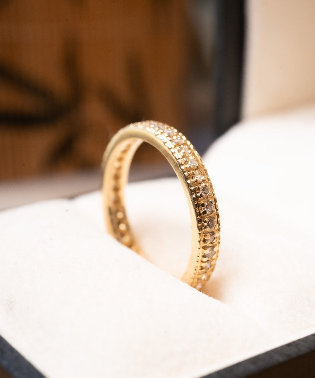 Anel de ouro amarelo com diamantes. Largura 0.3cm e peso 3.3g.
