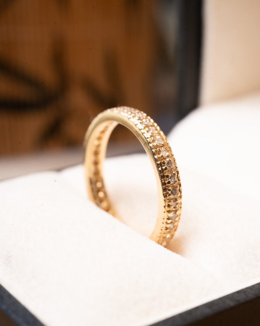 Anel de ouro amarelo com diamantes. Largura 0.3cm e peso 3.3g.