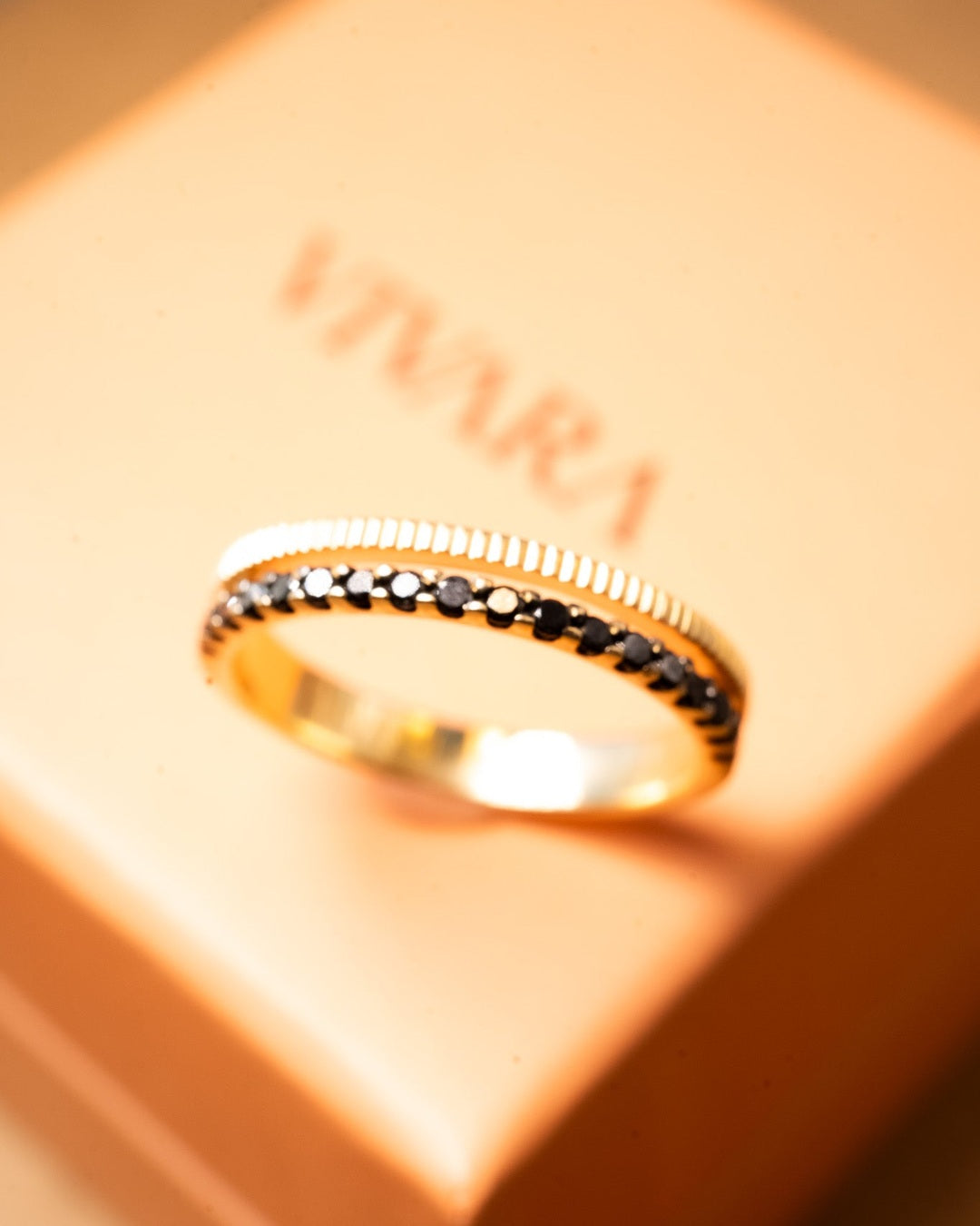 Anel Vivara Simetria de ouro amarelo com diamantes. Aro 19. Peso 3.1g.