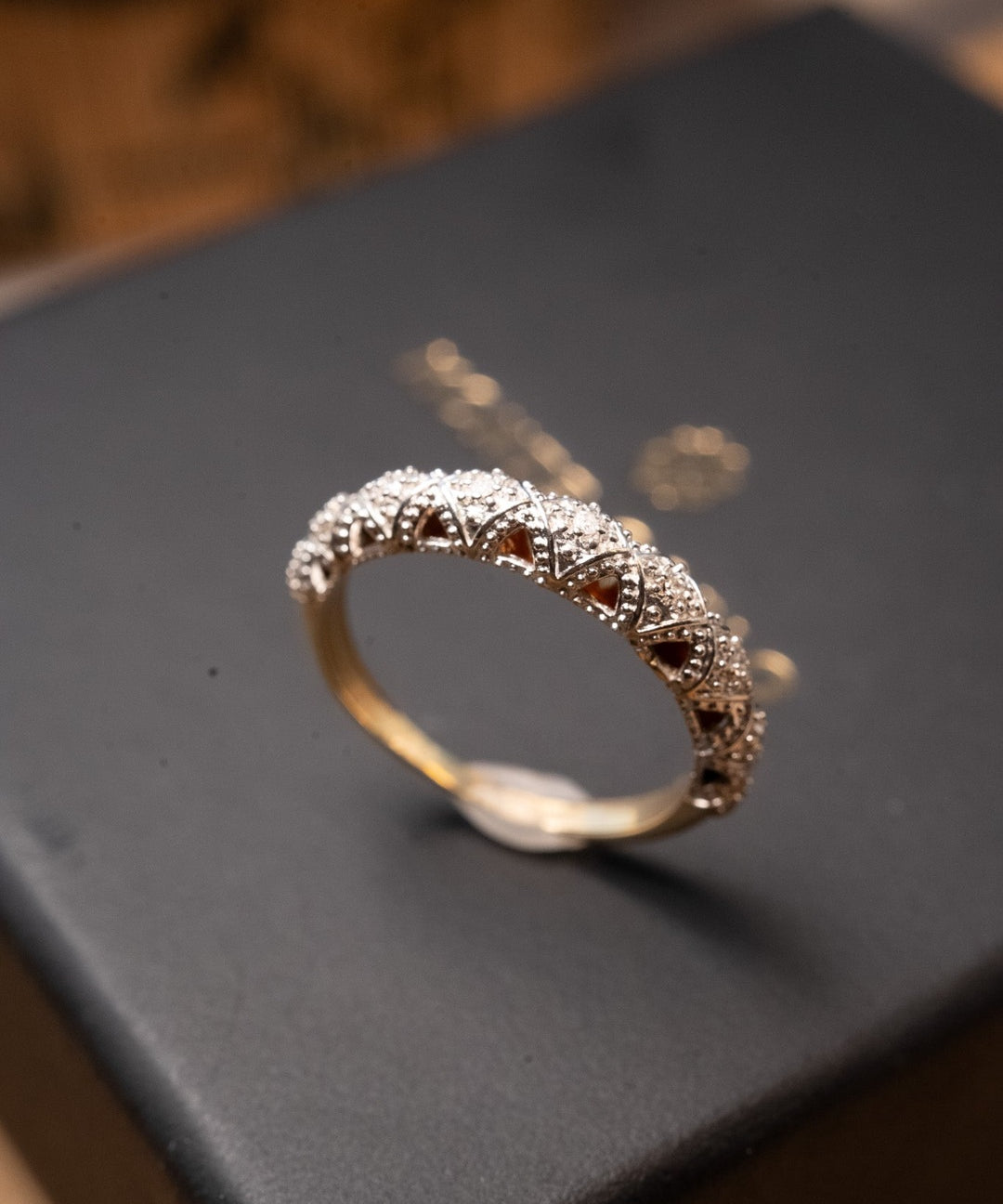 Anel vintage de ouro amarelo e branco com diamantes. Aro 14. Peso 1.9g.