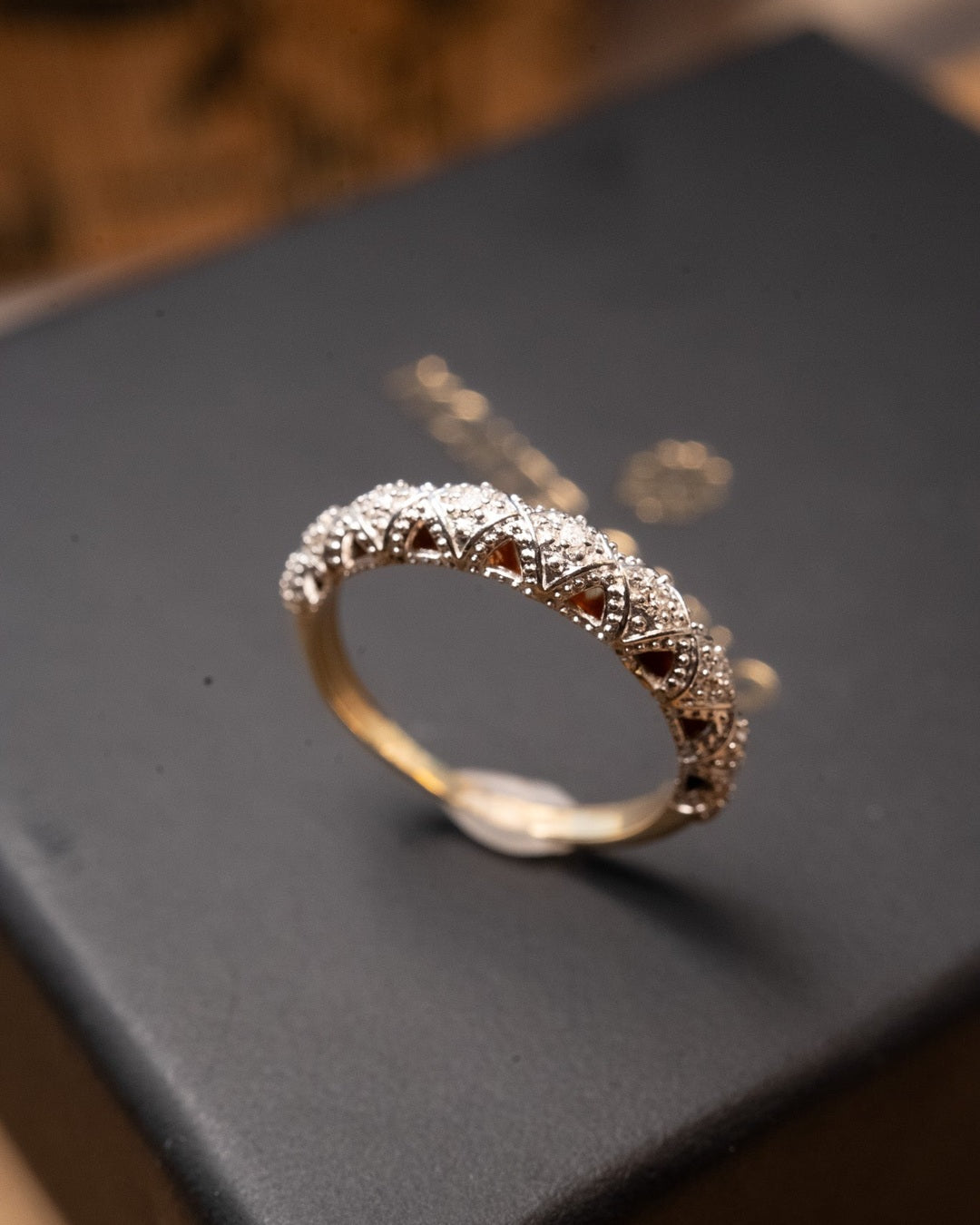 Anel vintage de ouro amarelo e branco com diamantes. Aro 14. Peso 1.9g.