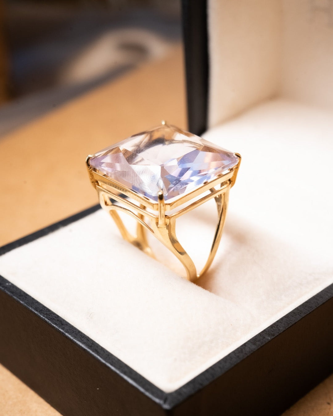 Anel Vivara de ouro amarelo com ametista. Medidas 1.8 x 1.8 cm. Arpo 14. Peso 7.5g.