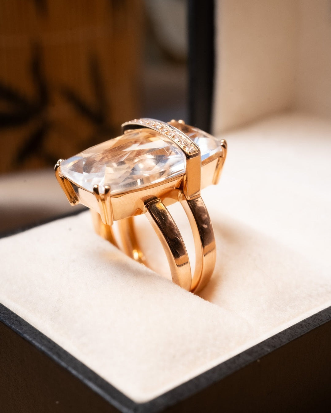 Anel de ouro rosê com diamantes e cristal de rocha. Largura 2.2cm. Aro 16. Peso 9.6g.