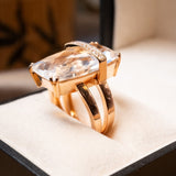 Anel de ouro rosê com diamantes e cristal de rocha. Largura 2.2cm. Aro 16. Peso 9.6g.